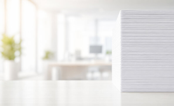 オフィスに山積みになった大量の書類,業務課題とペーパーレスのイメージ