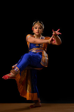 Kuchipudi dancer performing Lord Krishna holding govardhan parvat