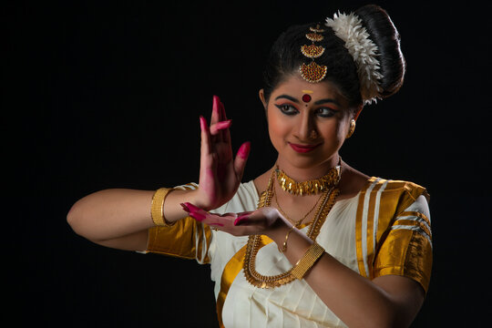 Mohiniattam dancer portraying a Lamp with Anjali and Pathaka mudra