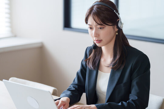 クレーム対応をするコールセンターの女性
