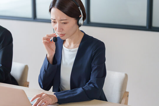 クレーム対応をするコールセンターの女性