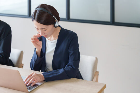 クレーム対応をするコールセンターの女性