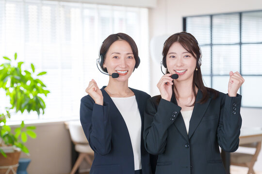 コールセンターで働く女性