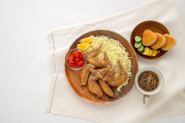 香ばしい手羽先唐揚げと焼きおにぎりのおうち和食ランチセット © Chikako Kamitori
