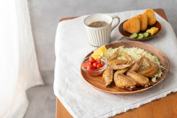 香ばしい手羽先唐揚げと焼きおにぎりのおうち和食ランチセット © Chikako Kamitori