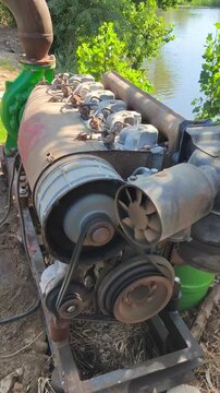 Motor bomba de agua en agricultura sostenible ecol&oacute;gico con sonido en funcionamiento 