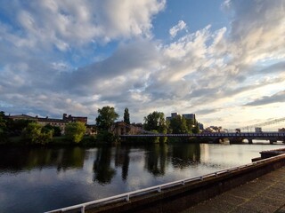 Obraz premium River Clyde and South Portland St Suspension Bridge in Glasgow, Scotland in the evening