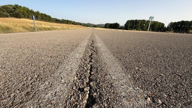 L&iacute;neas continuas desgastadas en una carretera antigua