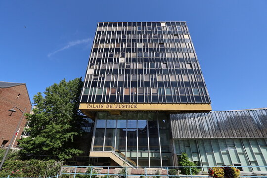 Palais de justice, vue de l'ext&eacute;rieur, ville de Douai, d&eacute;partement du Nord, France
