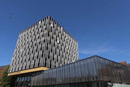 Palais de justice, vue de l'ext&eacute;rieur, ville de Douai, d&eacute;partement du Nord, France