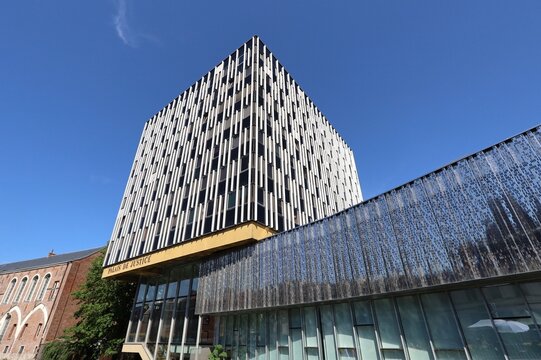 Palais de justice, vue de l'ext&eacute;rieur, ville de Douai, d&eacute;partement du Nord, France