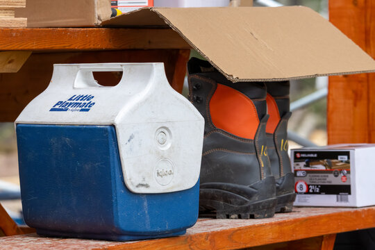 La Tuque, Quebec, 11 May 2026 : An Igloo Little Playmate cooler sits next to work boots and a box of Reliable flooring screws.