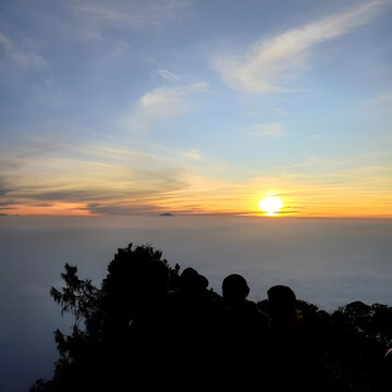 Matahari terbit di puncak gunung