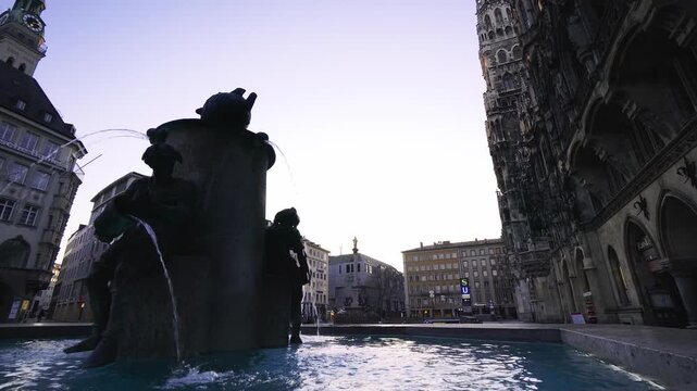 Fast menschenleerer Marienplatz bei Sonnenuntergang im Winter in M&uuml;nchen