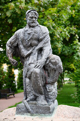 Obraz premium A monument with the inscription: 'Burlak. The sculptor Pisarevsky. It was established in Rybinsk, the former capital of boatmen in the year of the 200th anniversary of the city, 1977'