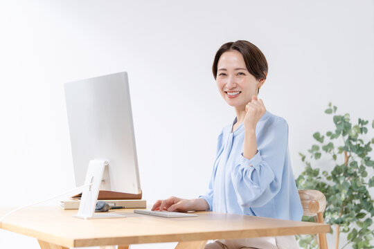 パソコンを使う女性