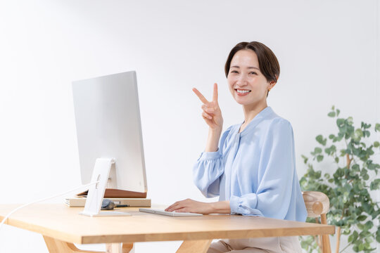 パソコンを使う女性