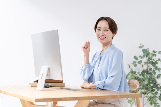 パソコンを使う女性