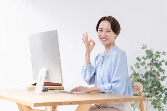 パソコンを使う女性