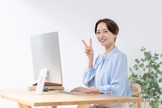 パソコンを使う女性