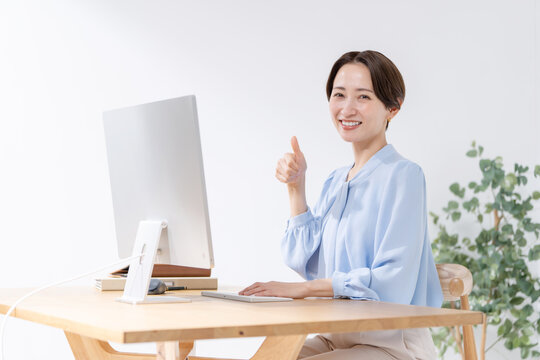 パソコンを使う女性