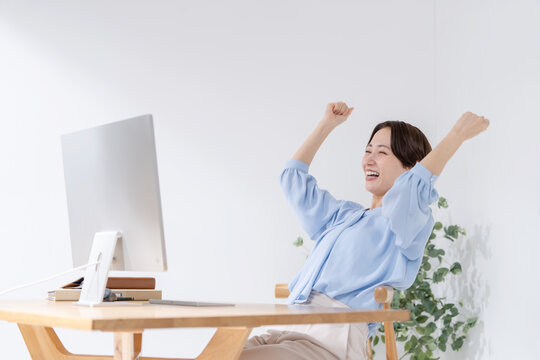 パソコンを使う女性