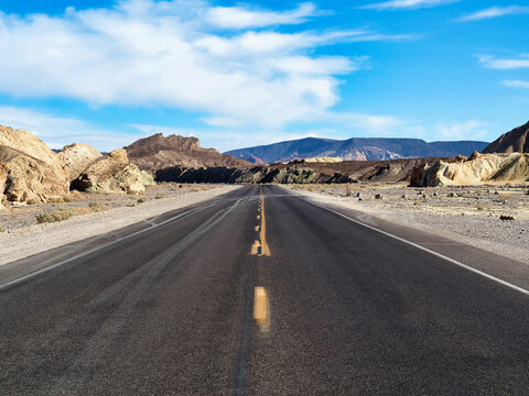 Death valley, California, 16/10/2018 Description: Winding highway 190 through rugged desert canyons in Death Valley