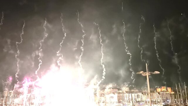 Marseille, 14 juillet feu d'artifice au Vieux Port - F&ecirc;te nationale Fran&ccedil;aise
