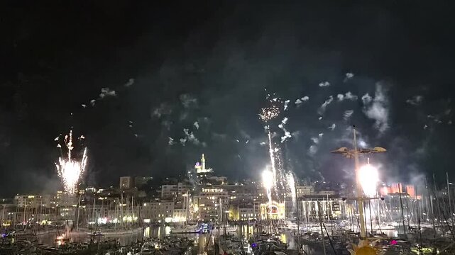Marseille, 14 juillet feu d'artifice au Vieux Port - F&ecirc;te nationale Fran&ccedil;aise
