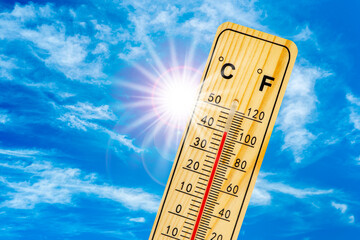 Fototapeta premium Ein Thermometer zeigt sehr hohe Temperatur in der Sommerhitze