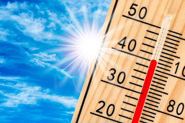 Obraz premium Ein Thermometer zeigt sehr hohe Temperatur in der Sommerhitze