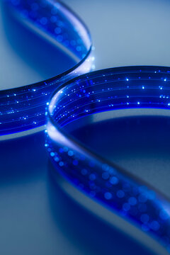 3D digital fiber crossing with glowing points and blue arcs.
