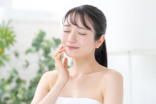 美容　スキンケア　女性
