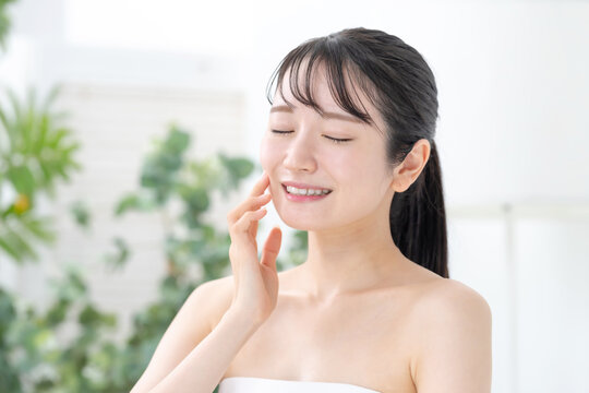 美容　スキンケア　女性
