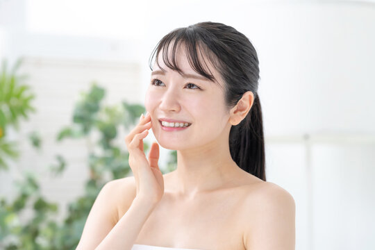 美容　スキンケア　女性