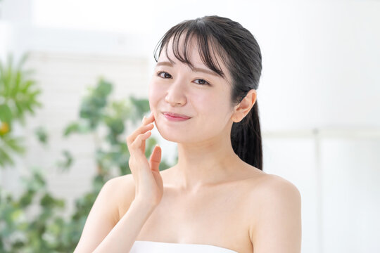 美容　スキンケア　女性