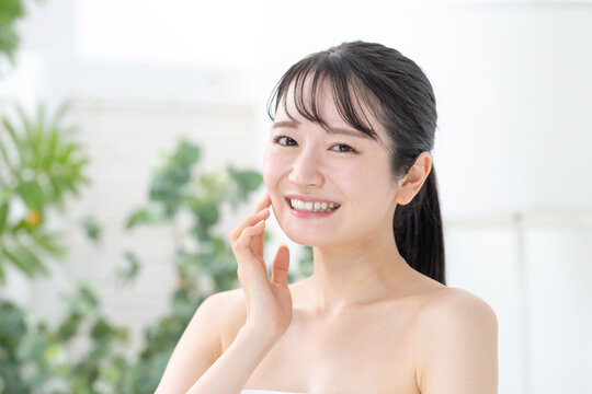 美容　スキンケア　女性