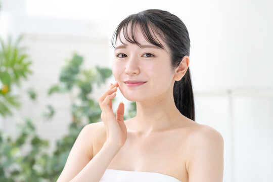 美容　スキンケア　女性