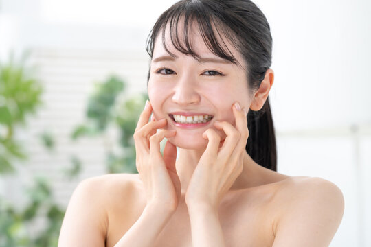 美容　スキンケア　女性
