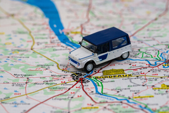 toy Citro&euml;n van positioned over the "Bordeaux" label on a road map, with the Garonne river and surrounding towns visible.
