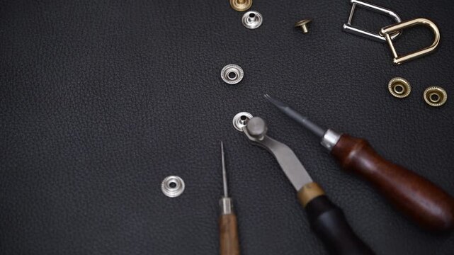 革細工のホック金具が落下する瞬間