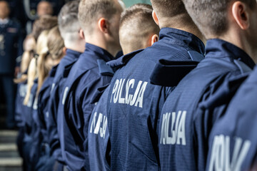 Nowi policjanci składają ślubowanie na placu. Ślubowanie policji. © FotoDax
