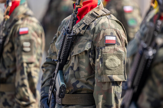 Żołnierze wojska polskiego na apelu uroczystym.