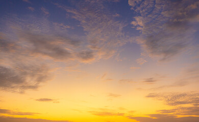 Fototapeta premium Beautiful Colorful Sunset Sky with Soft Clouds and Glowing Horizon,A breathtaking view of a vibrant colorful sunset sky filled with soft, delicate clouds and a warm glowing horizon, perfect.