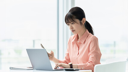 スマートフォンとノートパソコンを使う女性・ビジネスウーマン, Businesswoman Using a Smartphone and Laptop © Trickster*