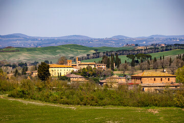 Obraz premium Tuscan countryside landscape with historic village in Siena, Italy