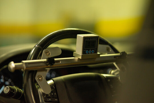 Digital inclinometer mounted on car steering wheel