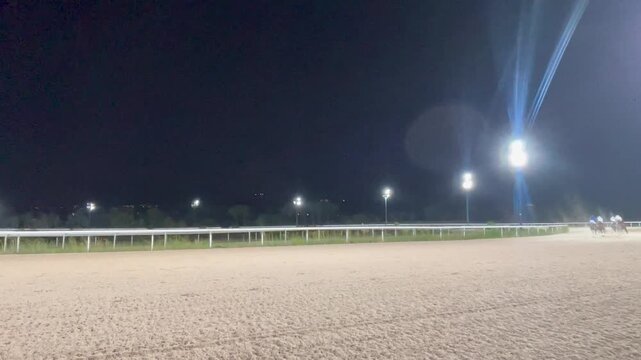 Turf carrera de caballos nocturnas galope de noche h&iacute;pica en hip&oacute;dromo pista de arena salpicando tierra dirt horse race at racecourse galop velocidad y emoci&oacute;n competencia jockey y pura sangre