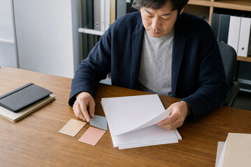 Naklejka premium 机上の書類で利用ルールを確認するガバナンス研修