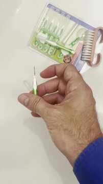 Cepillo interdental higiene bucal en mano limpieza dientes y boca palillo interproximal de goma y alambre poliuretano dentadura limpia